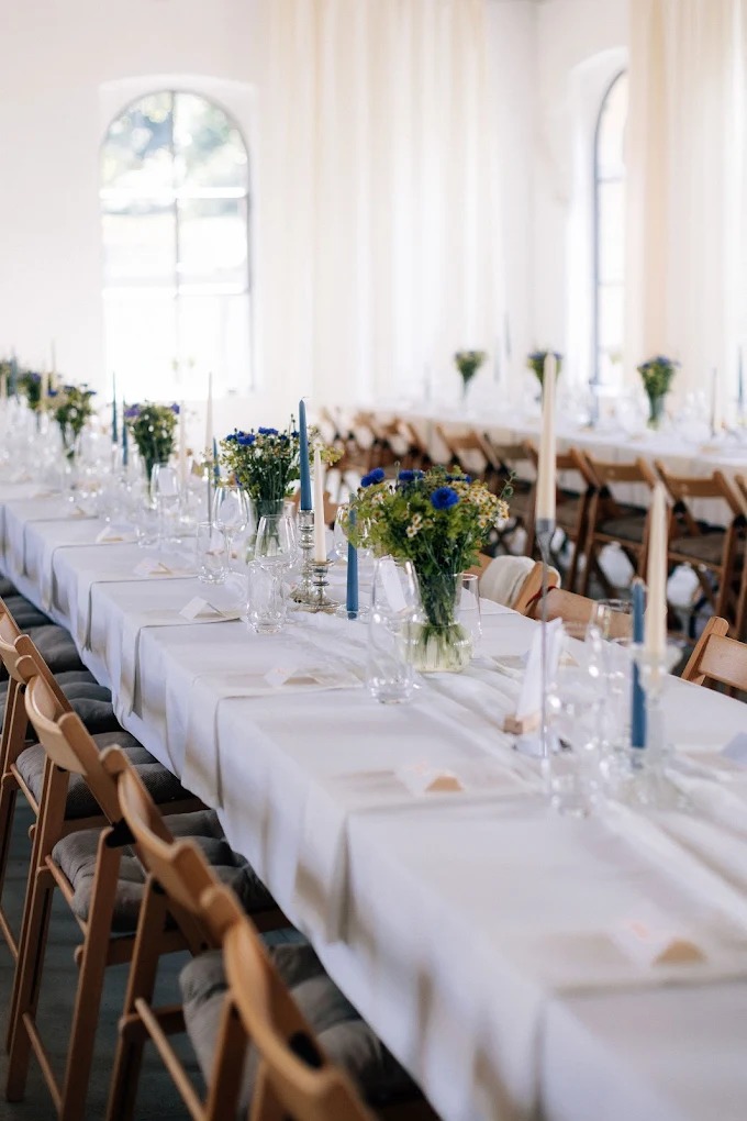 Festlich gedeckte Tafel mit Blumenarrangements