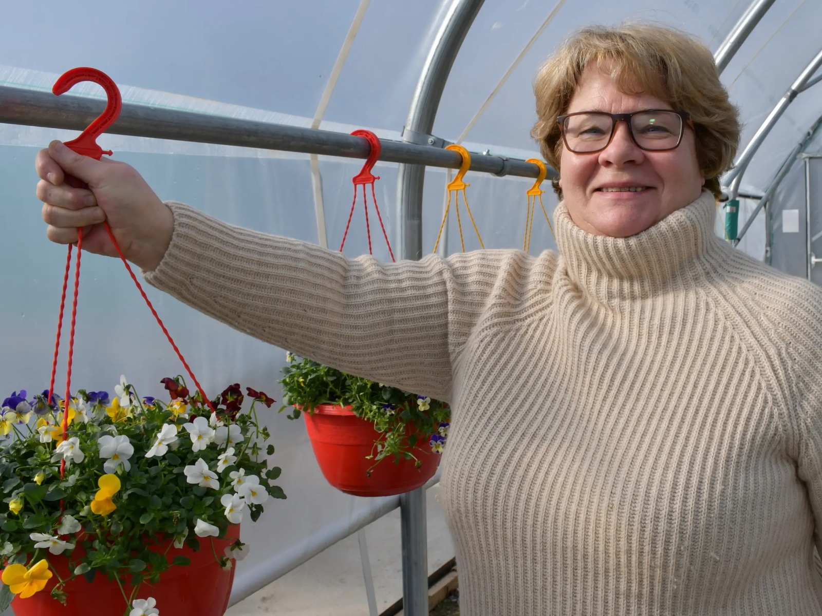 Marie Luise Kolvenbach mit Blumenampeln