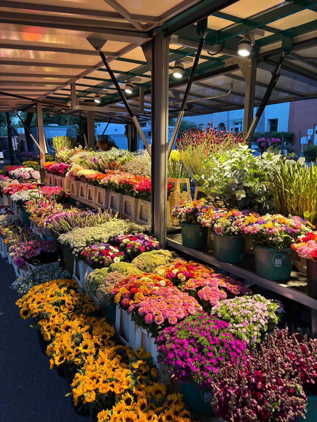 Wochenmarktstand am Abend